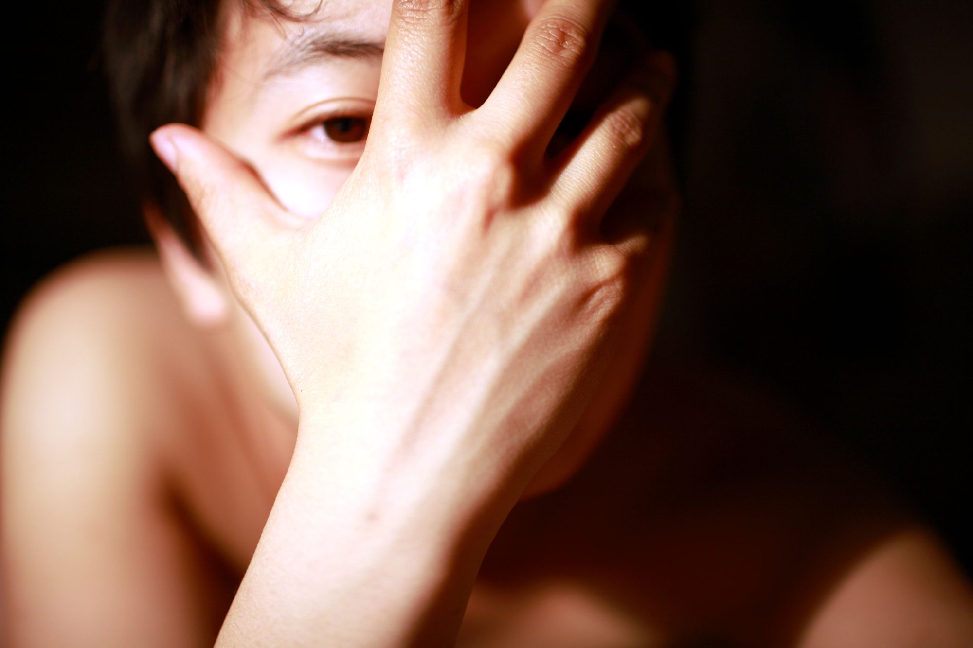 self-portrait photo of 20-year-old 水仙 shuixian, in 2011. 水仙 is covering most of 水仙's face with 水仙's hand. one eye is visible.
